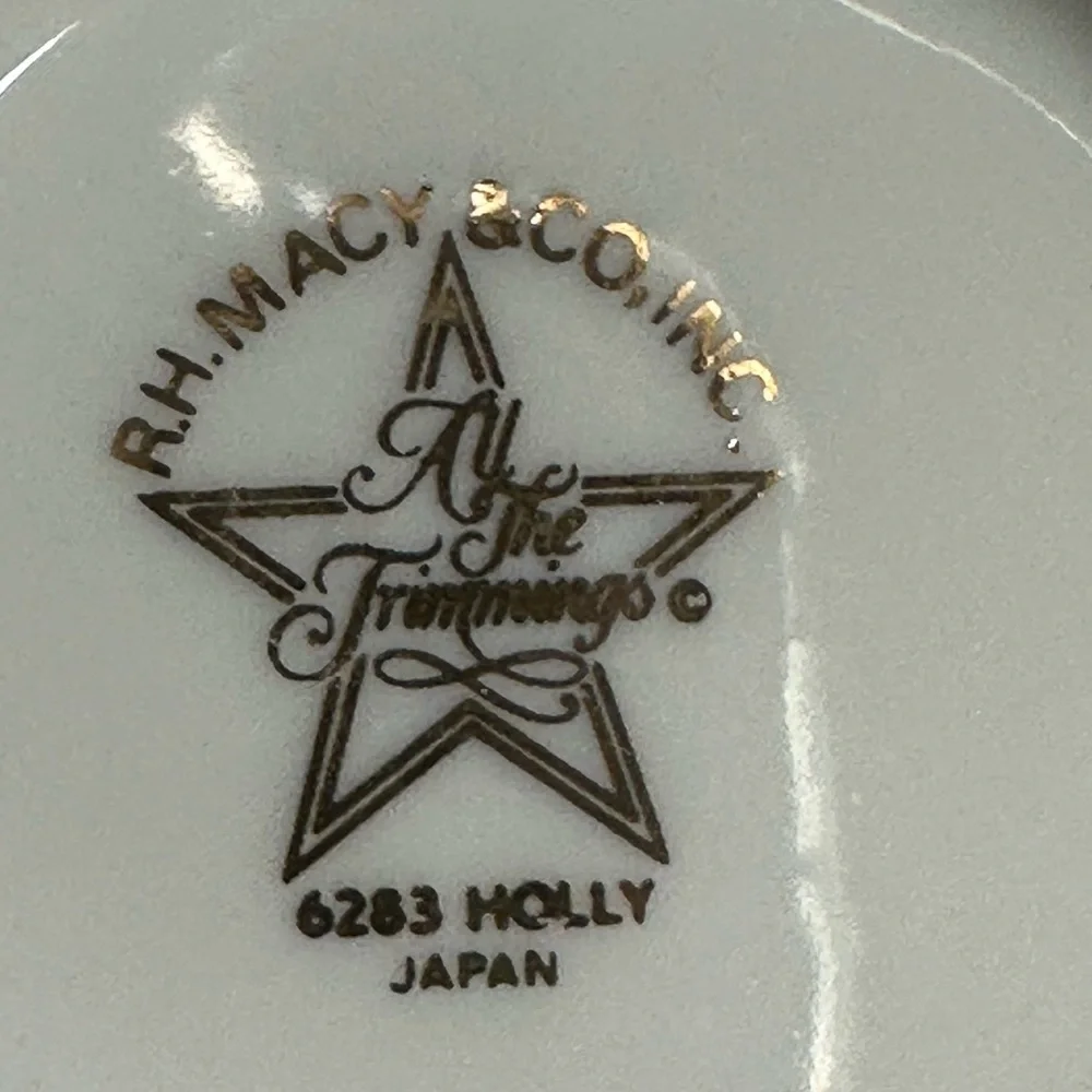 MACY'S All the Trimmings HOLLY‎ 6283 Creamer Made in China